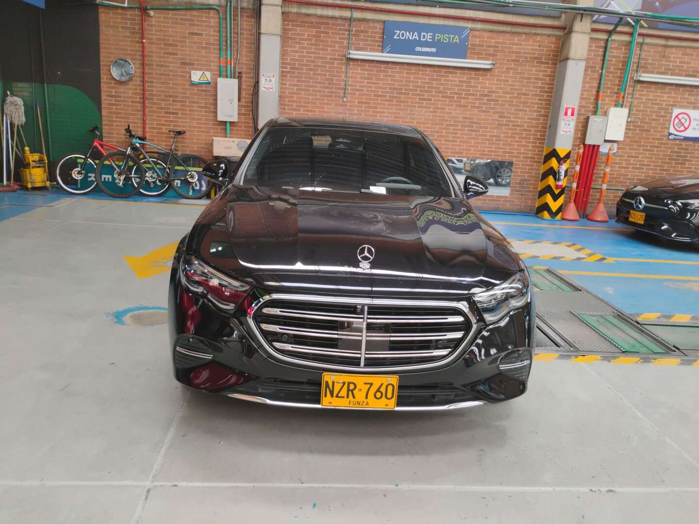 Mercedes Benz - E300E - 2025