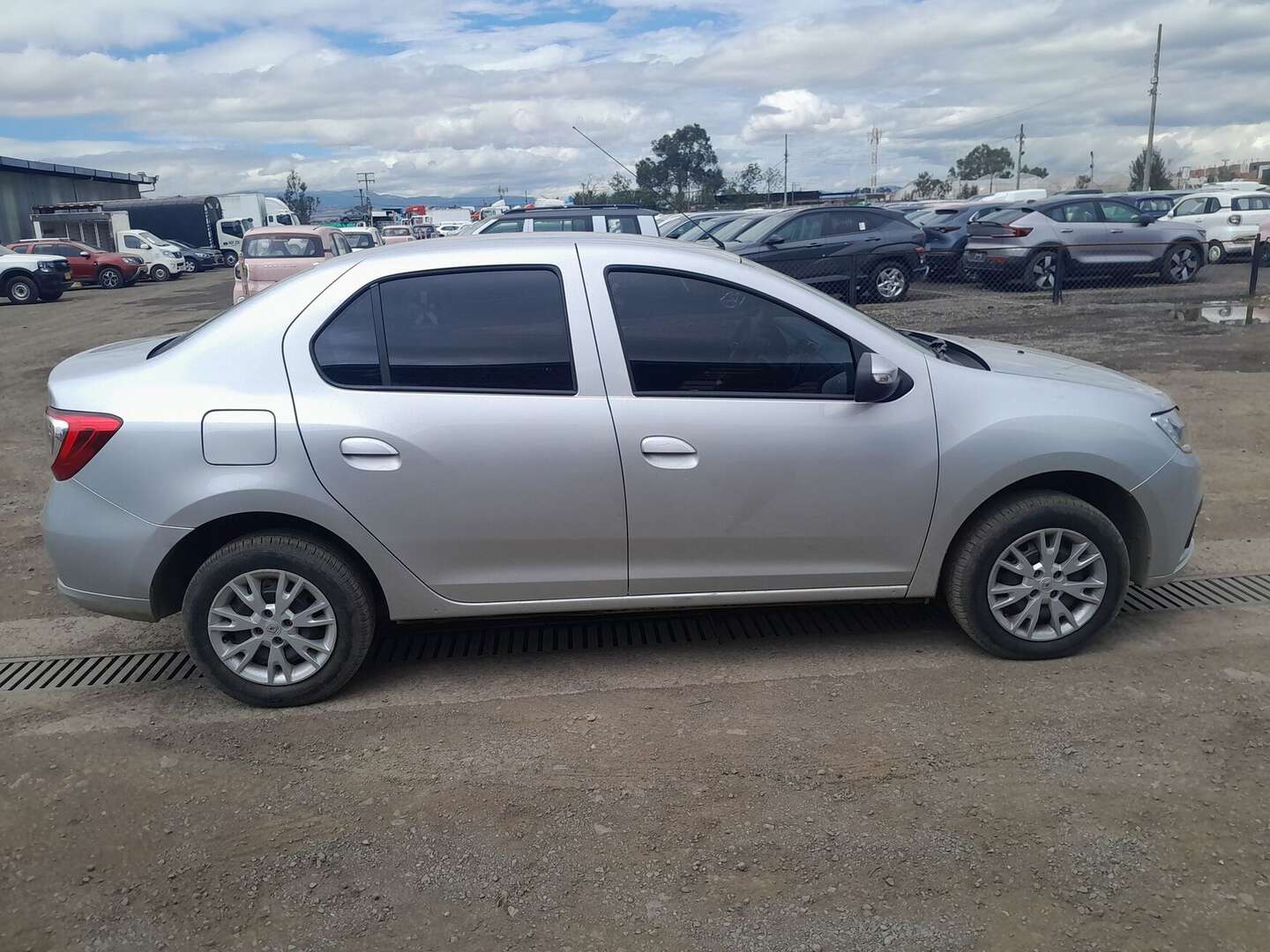 Renault - Logan - 2026