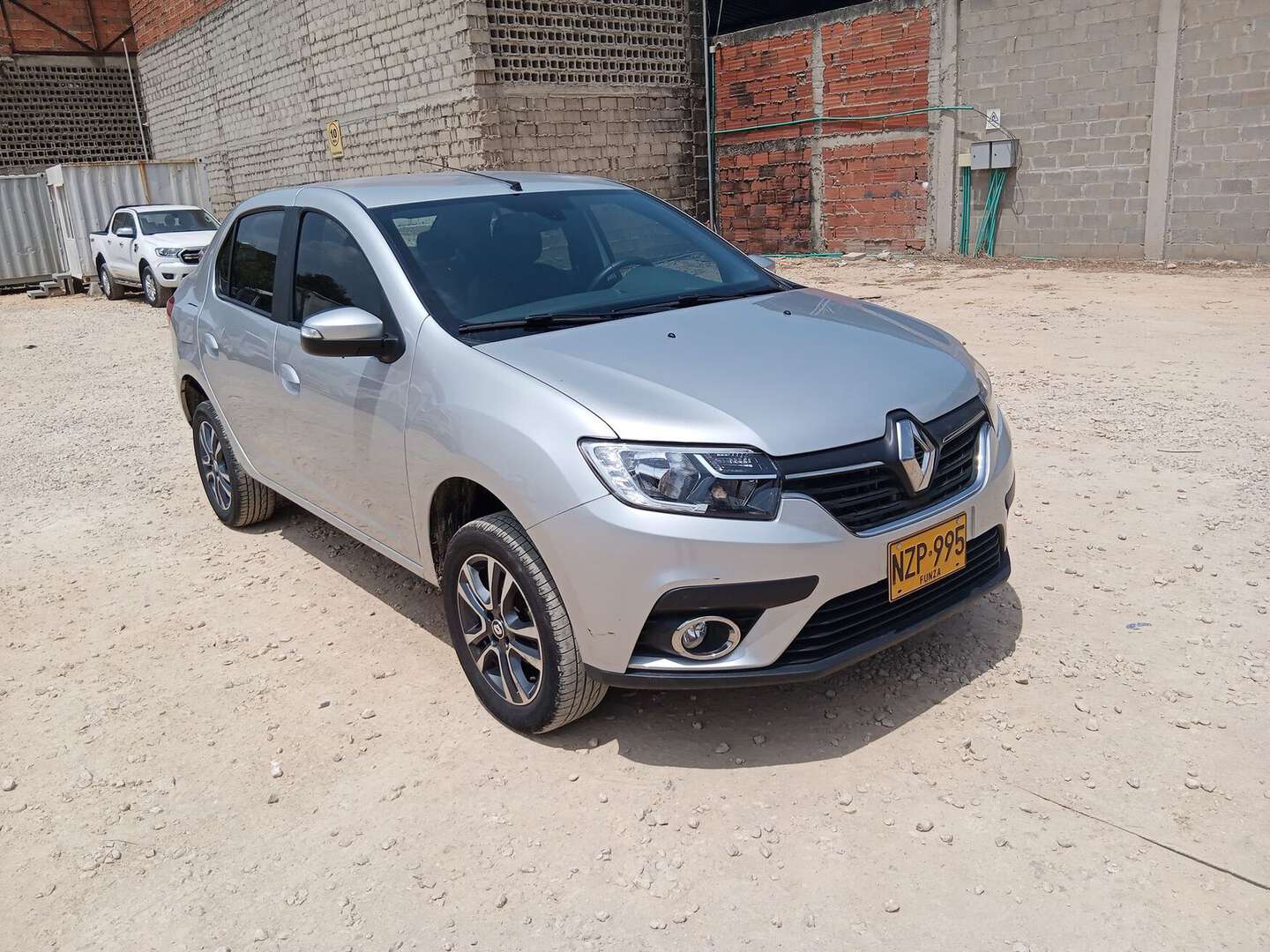Renault - Logan - 2026