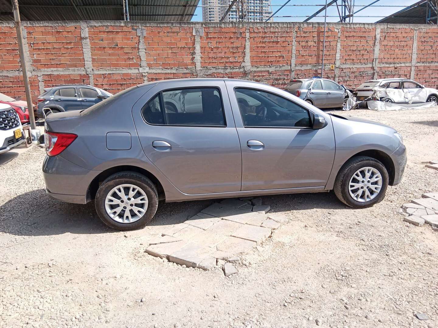 Renault - Logan - 2025