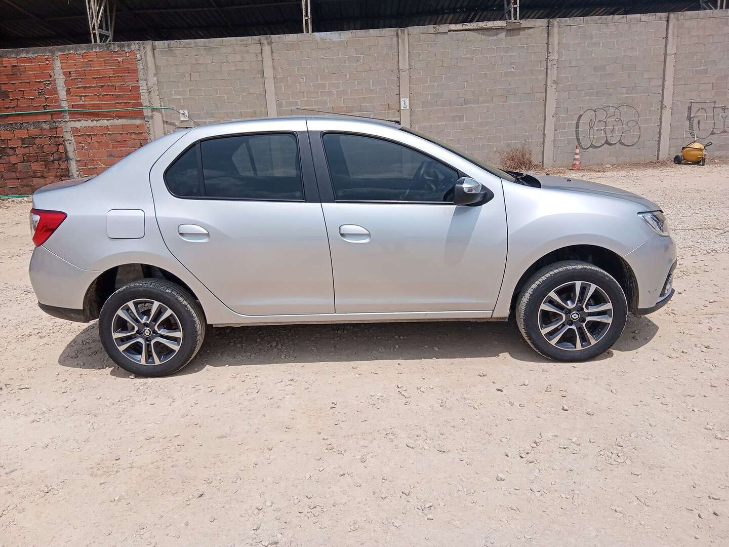 Renault - Logan - 2026