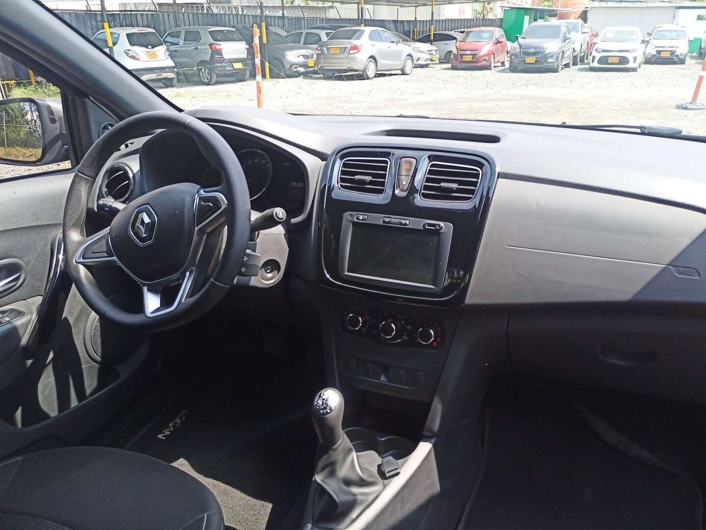 Renault - Logan - 2025