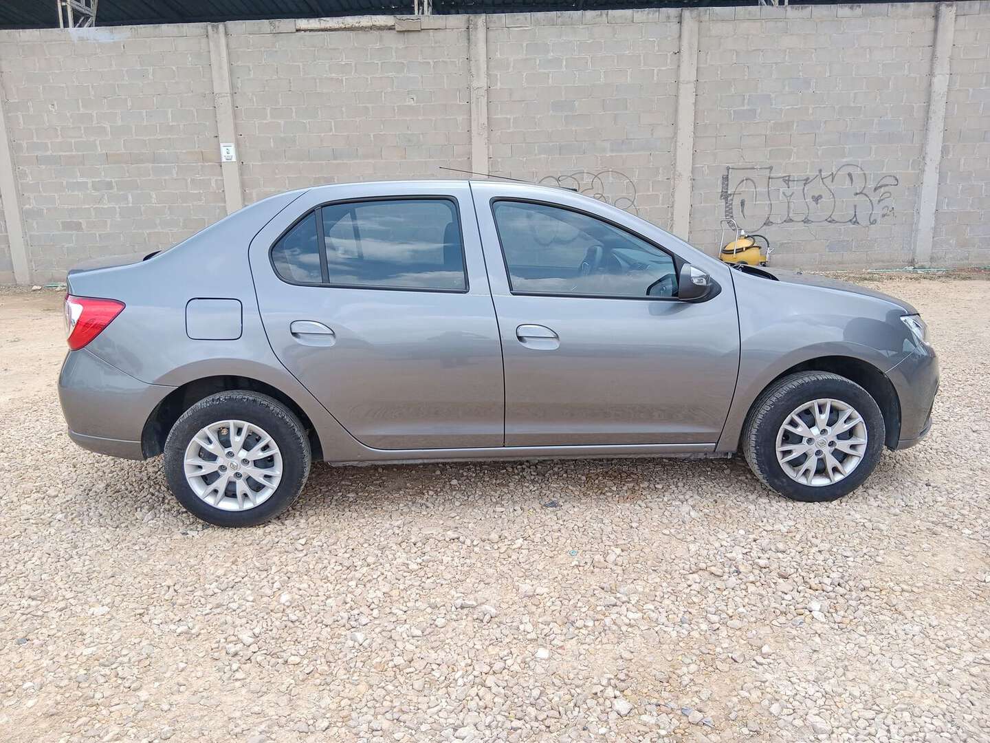 Renault - Logan - 2026