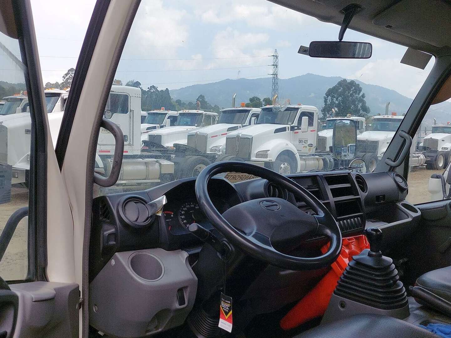 Hino - Dutro - 2017