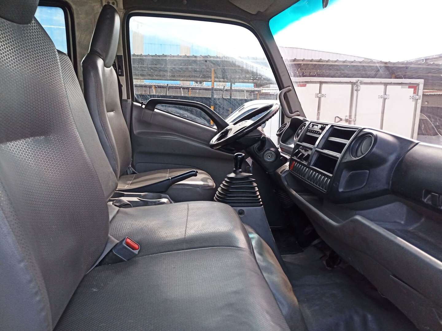 Hino - Dutro - 2016