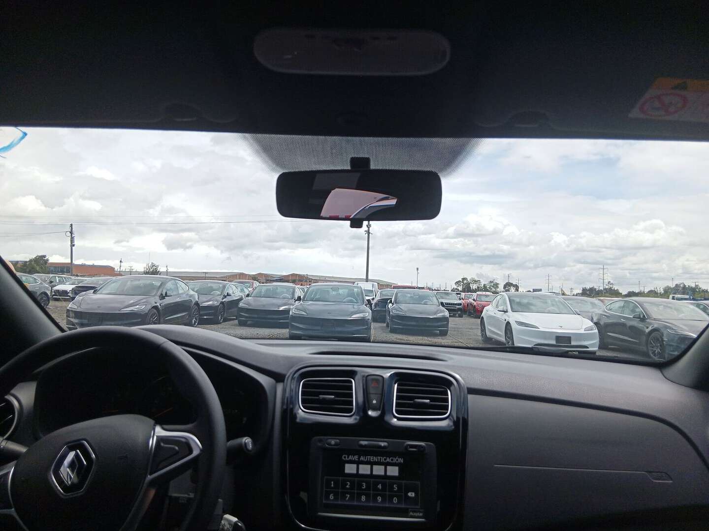 Renault - Logan - 2026