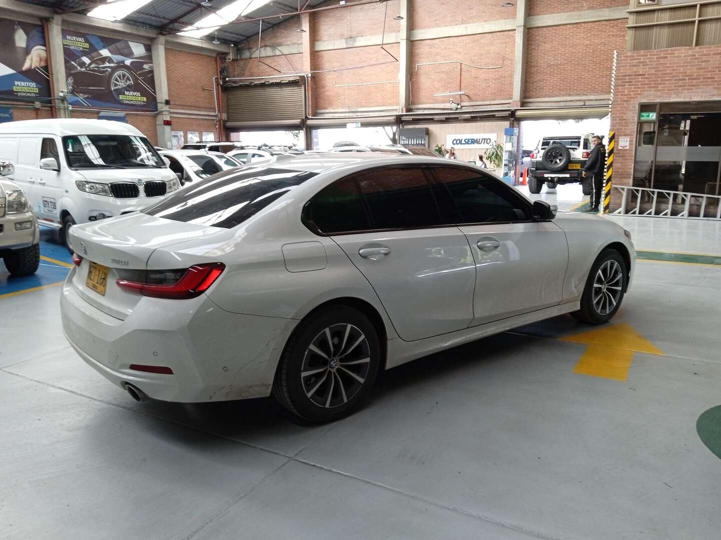 BMW - 320i - 2025