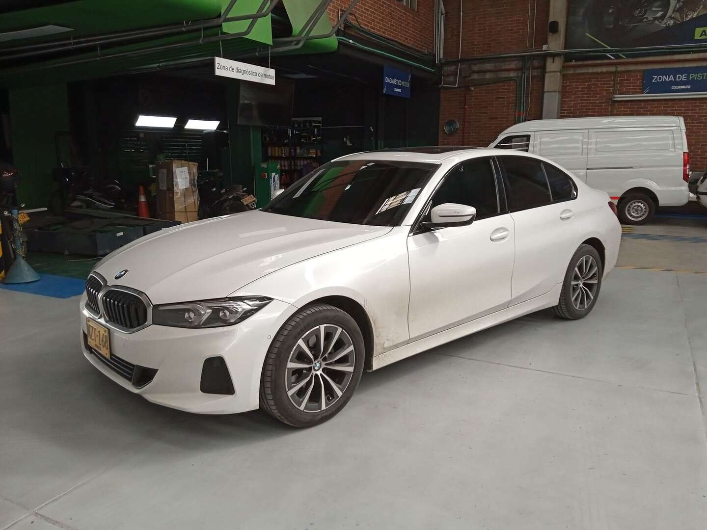 BMW - 320i - 2025