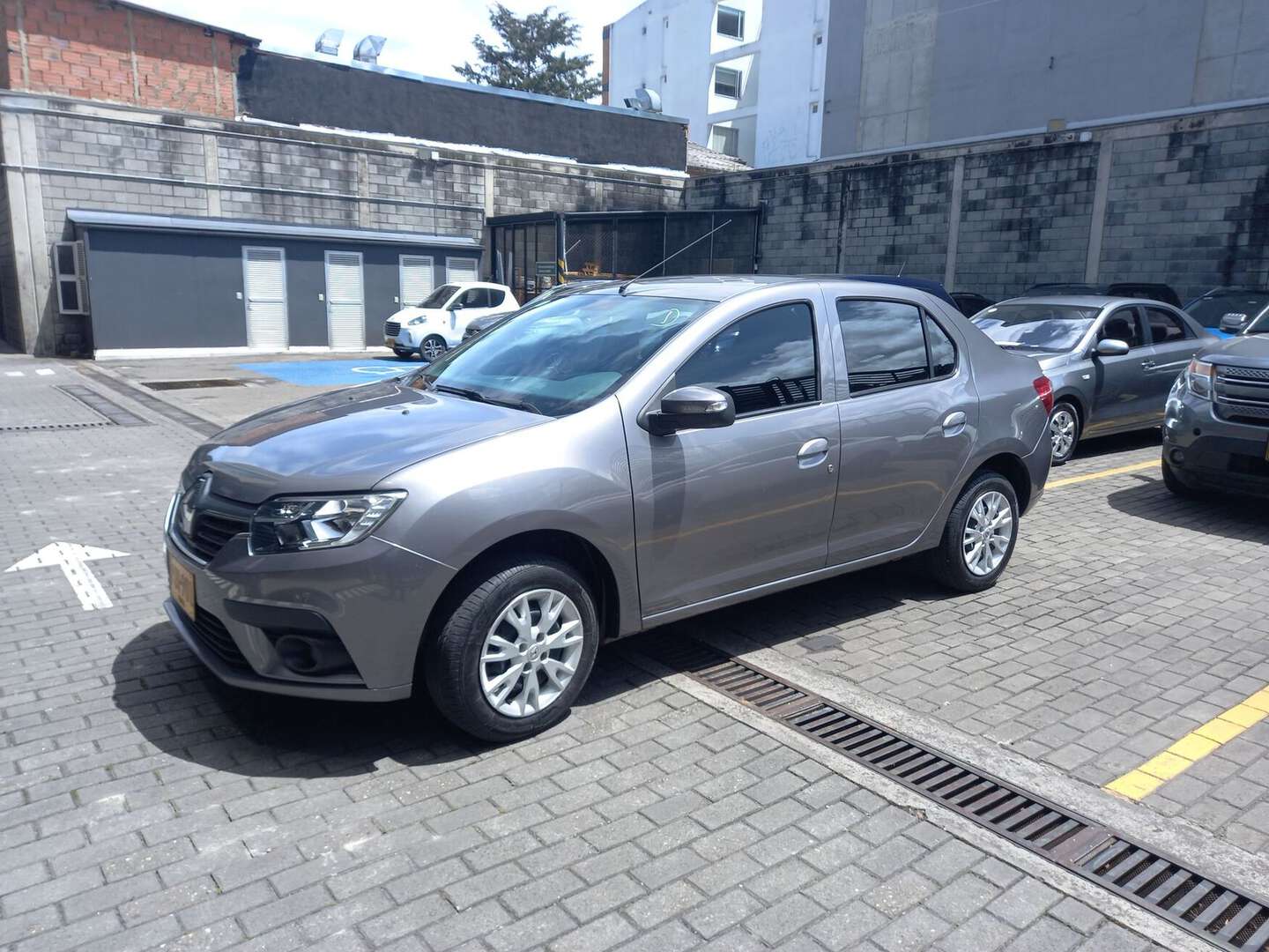 Renault - Logan - 2026