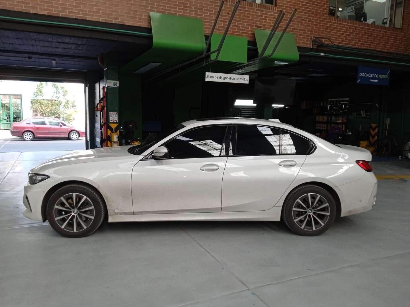 BMW - 320i - 2025