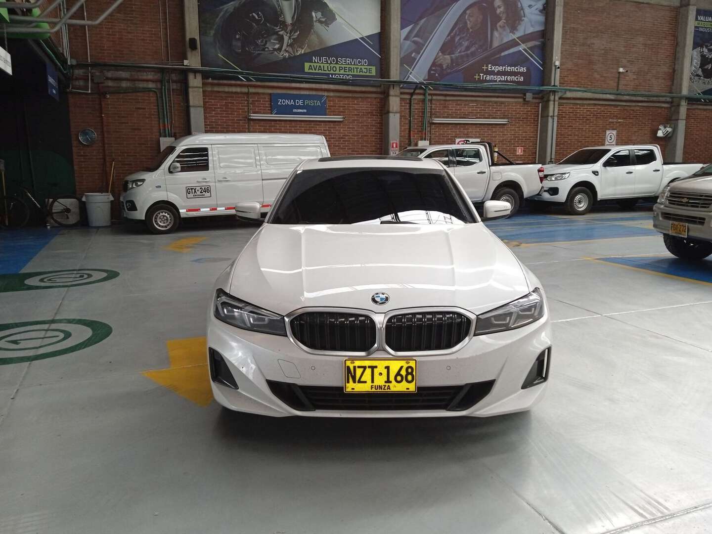 BMW - 320i - 2025