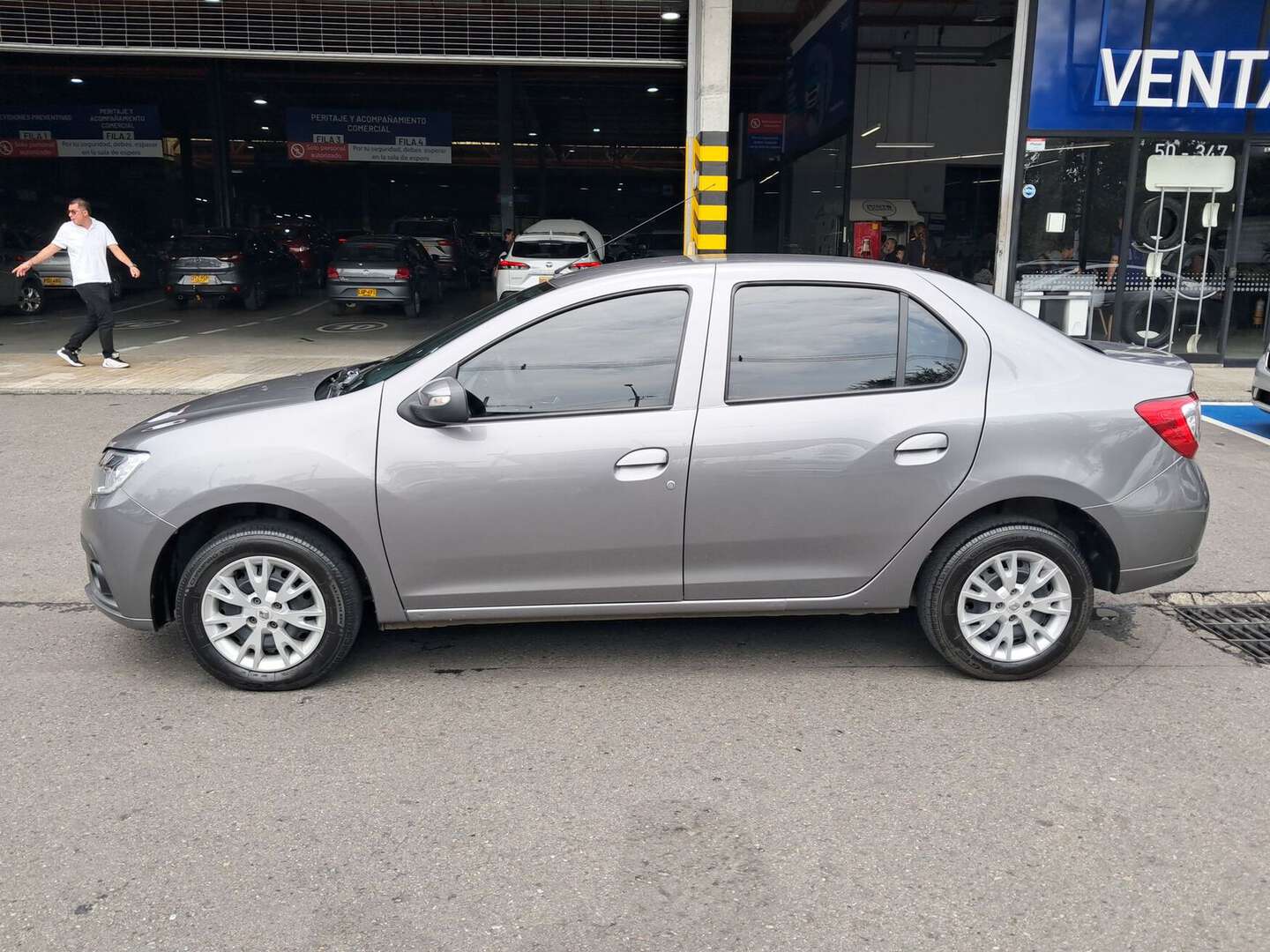 Renault - Logan - 2026