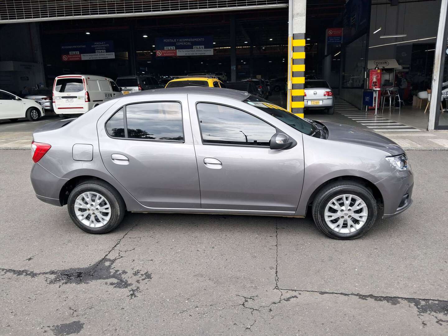 Renault - Logan - 2025