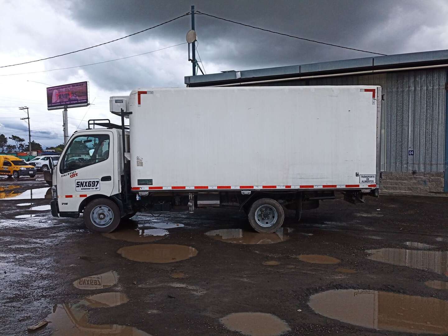 Hino - Dutro - 2016