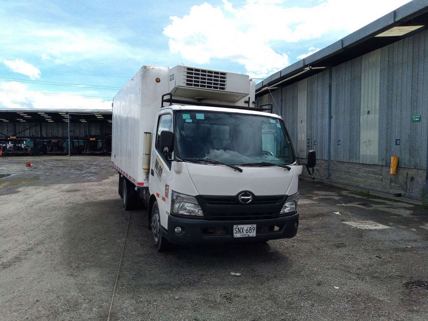 Hino - Dutro - 2016