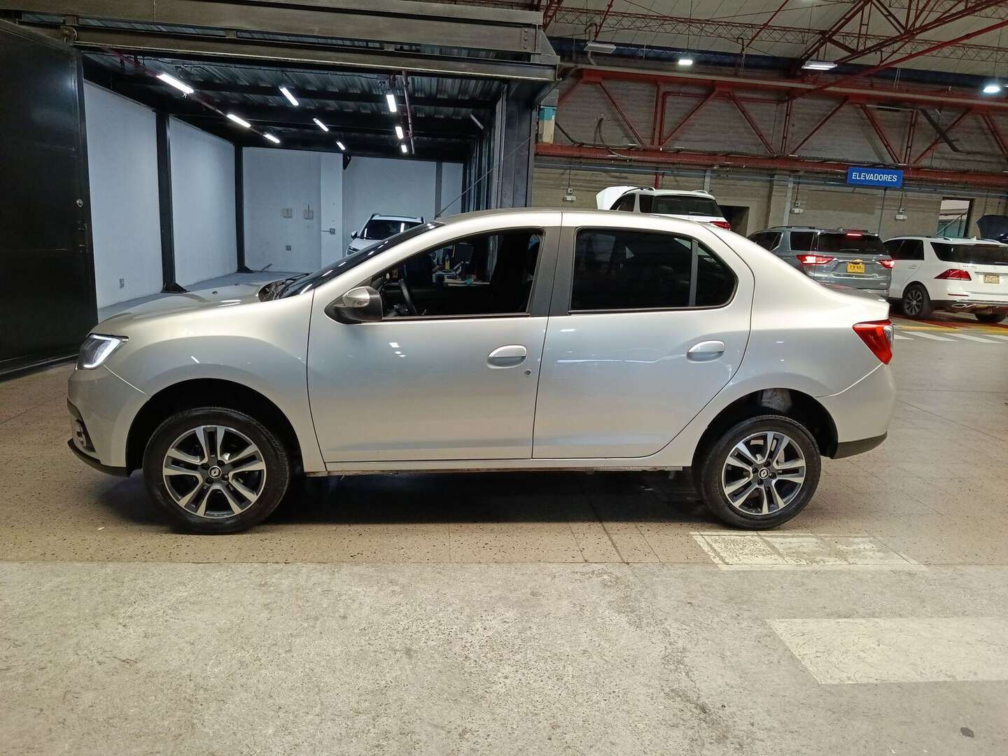 Renault - Logan - 2025