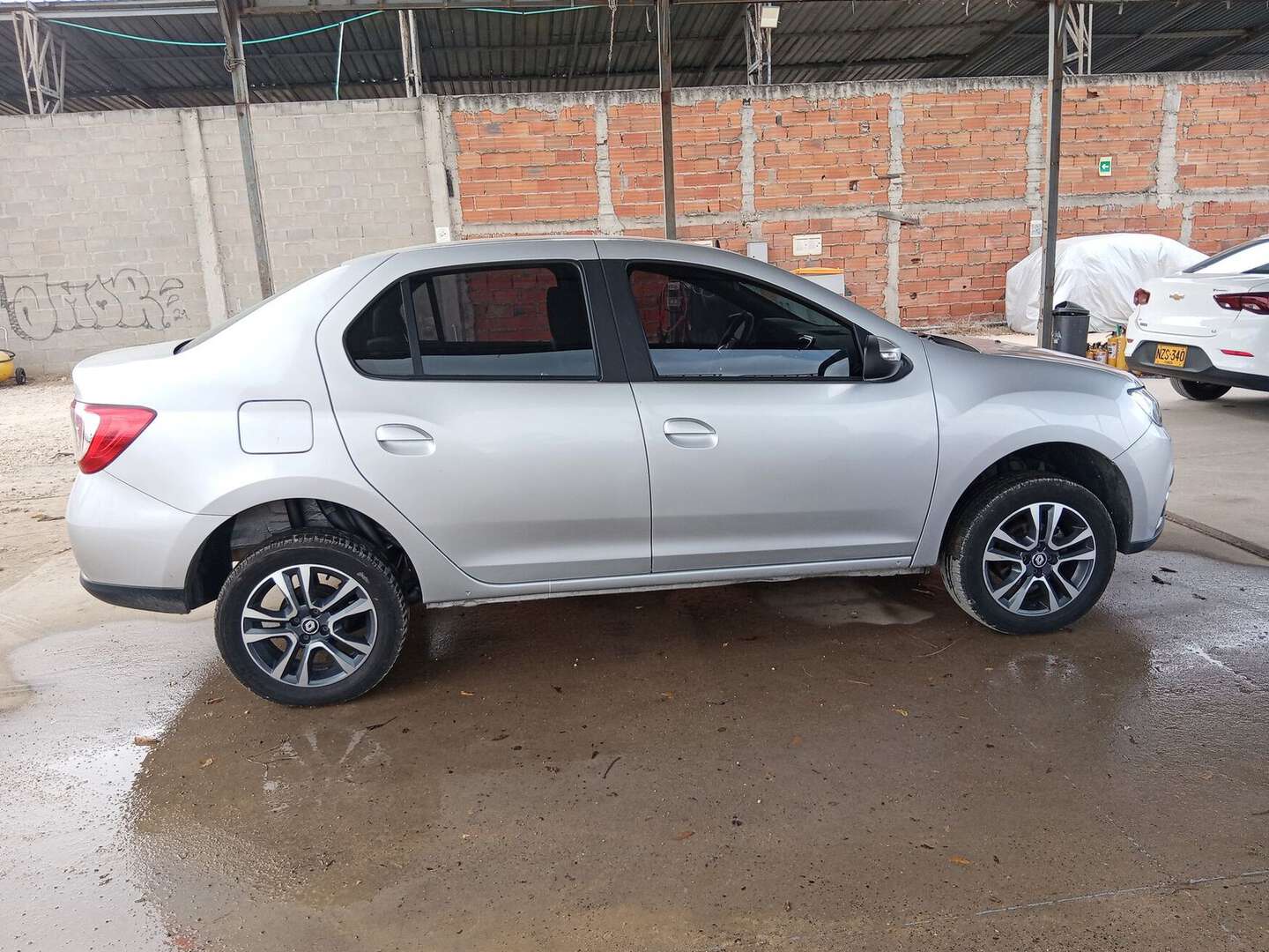 Renault - Logan - 2026