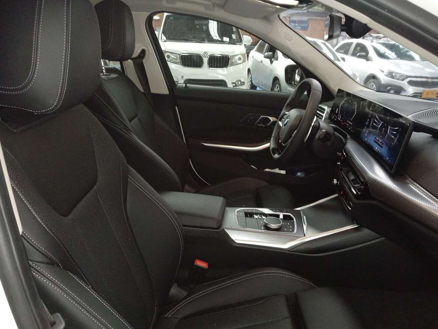 BMW - 320i - 2025