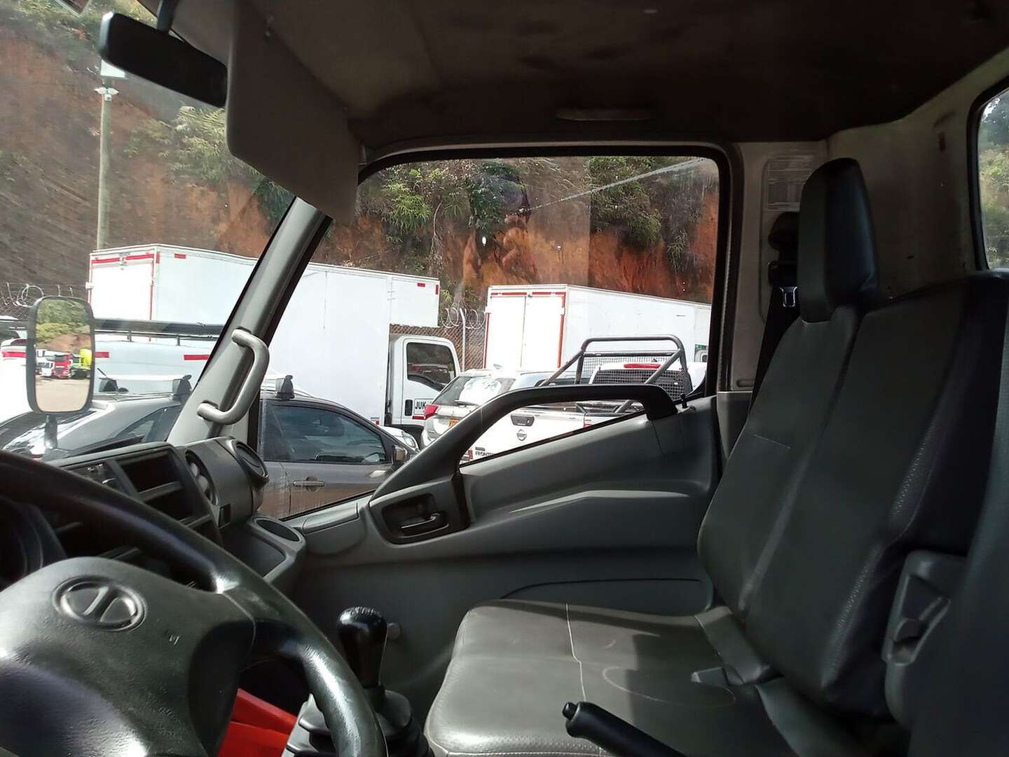 Hino - Dutro - 2017