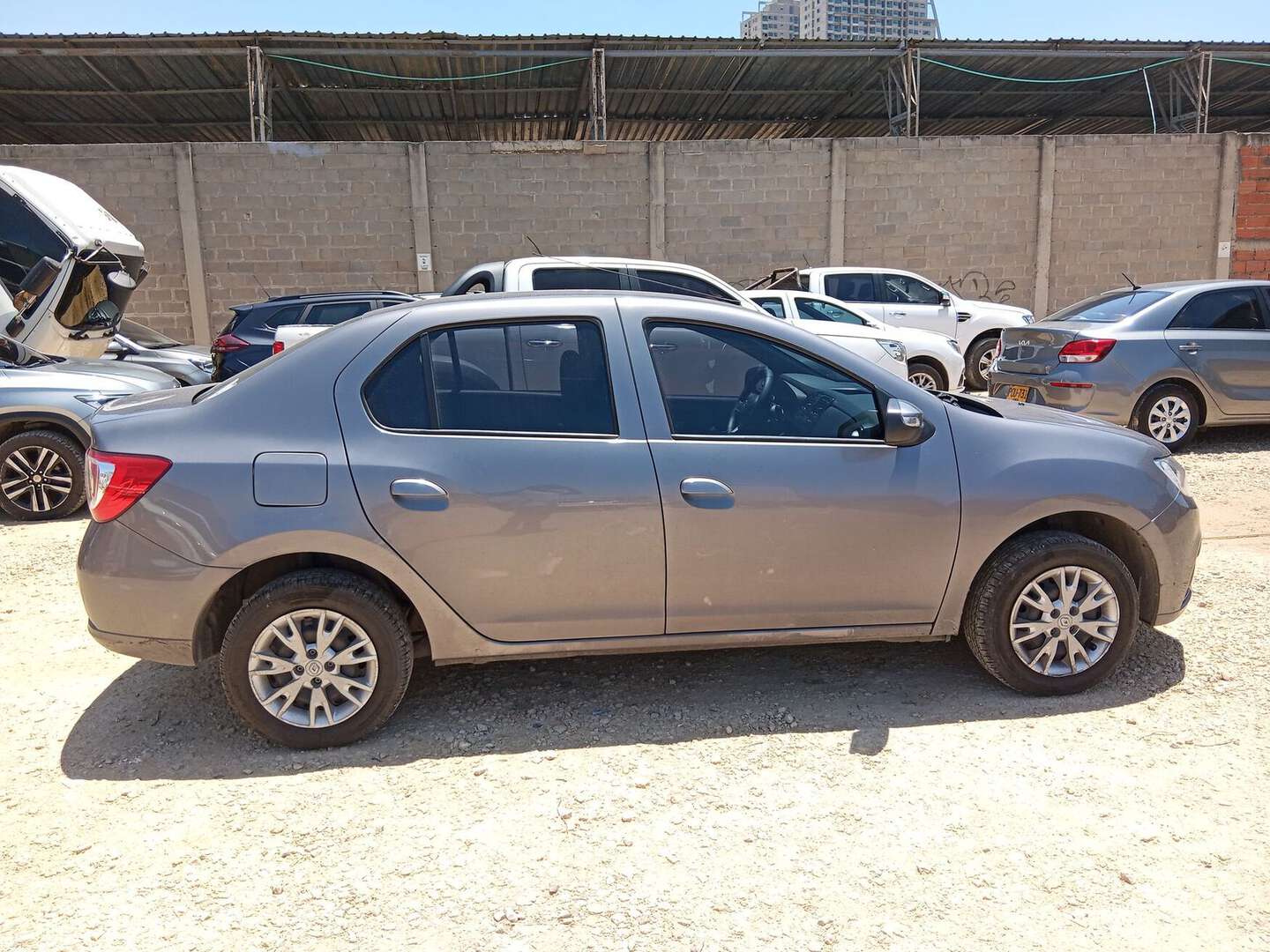 Renault - Logan - 2026