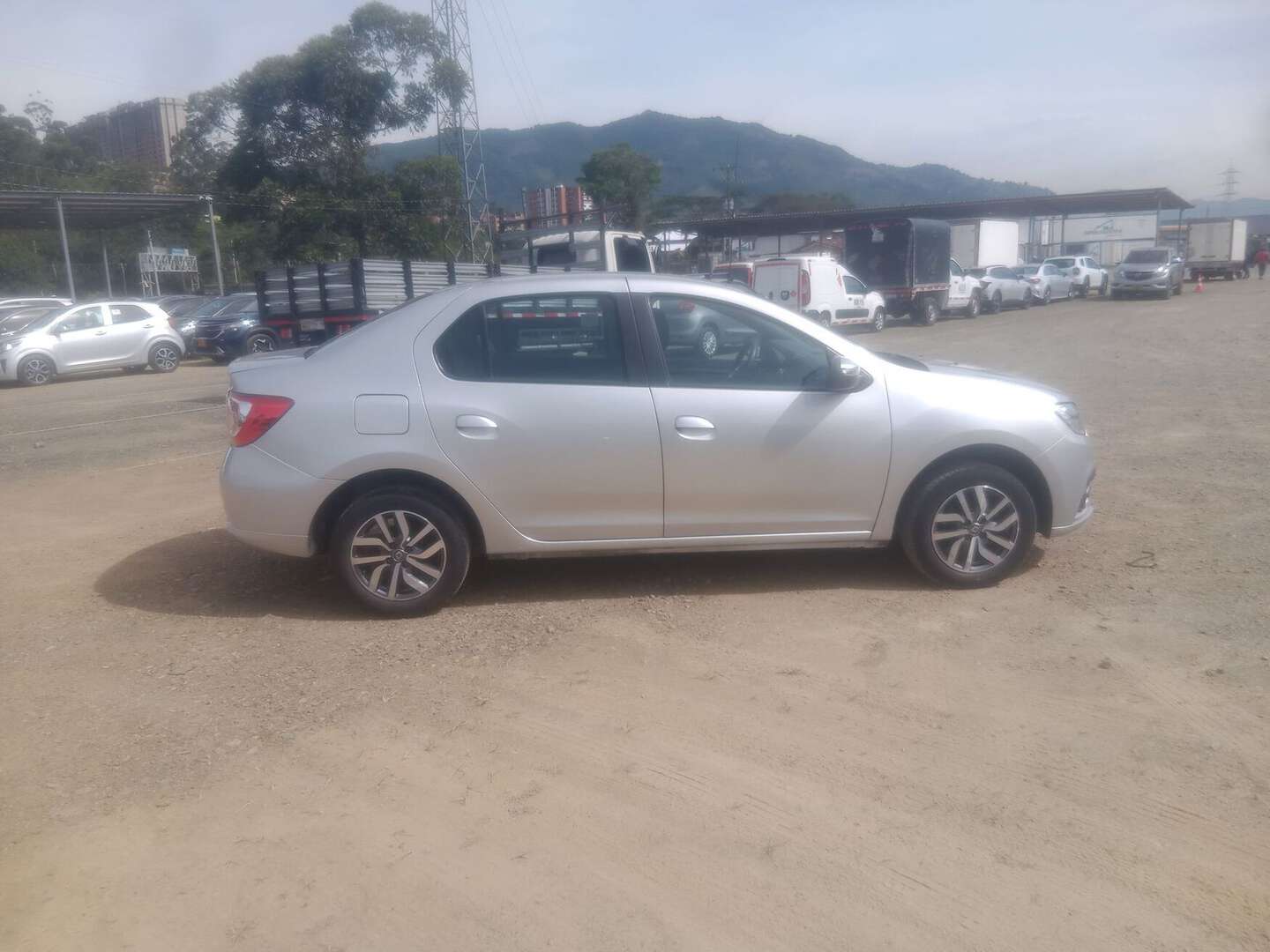 Renault - Logan - 2022