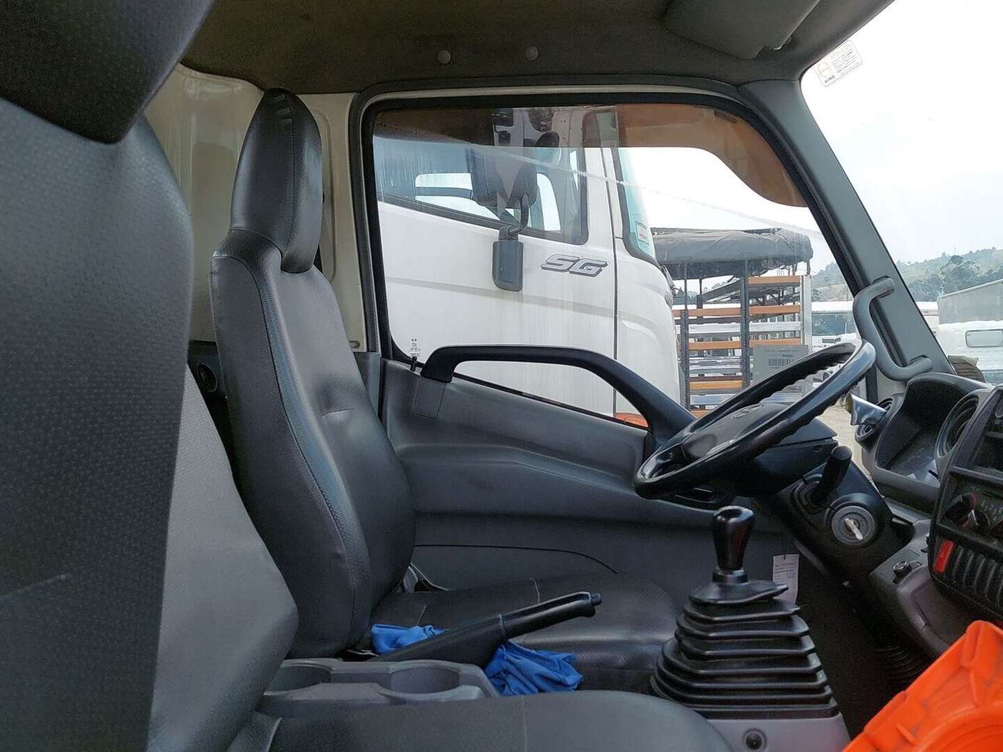 Hino - Dutro - 2017