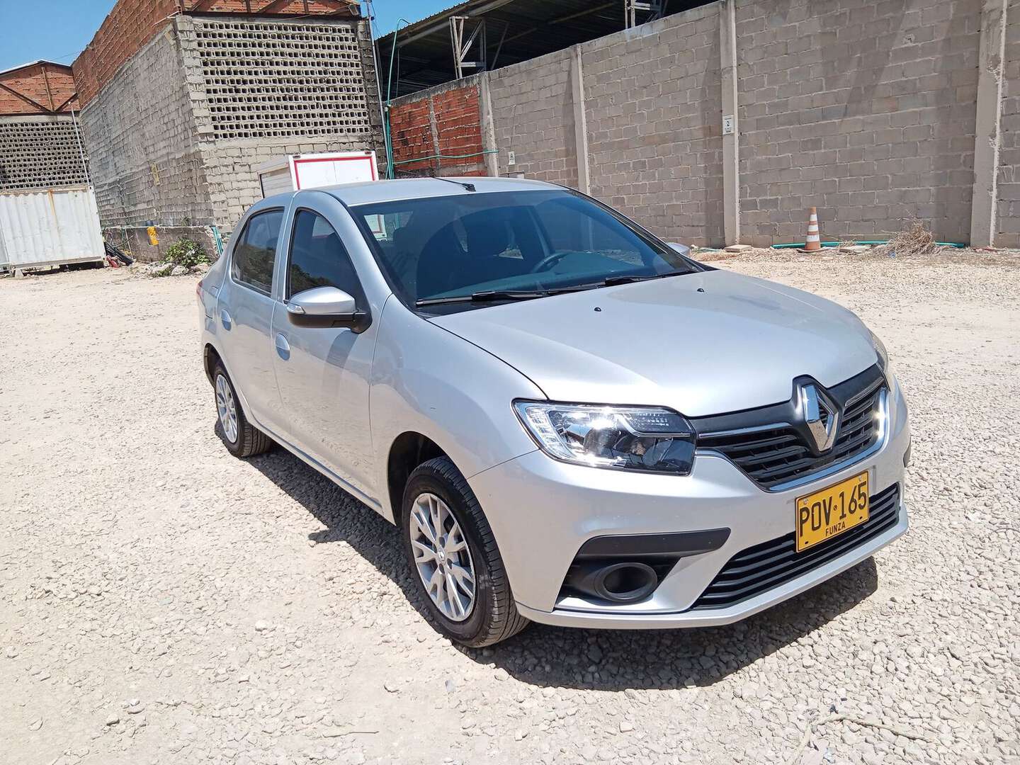 Renault - Logan - 2026