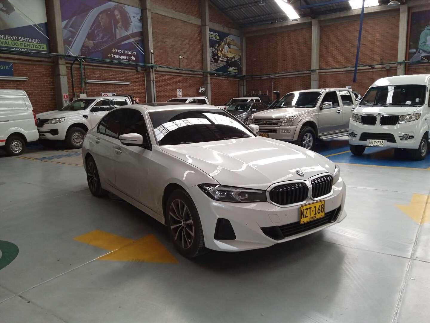 BMW - 320i - 2025