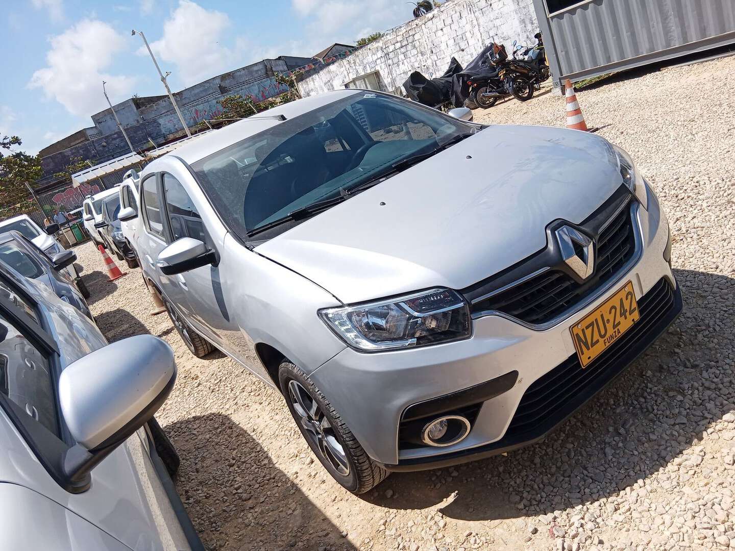 Renault - Logan - 2026