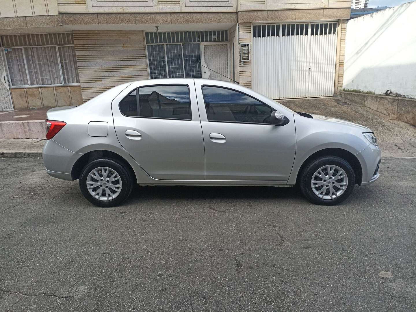 Renault - Logan - 2026