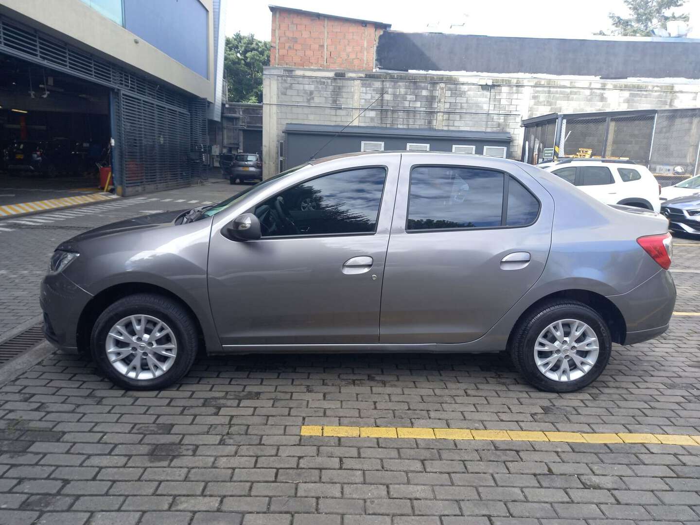 Renault - Logan - 2025