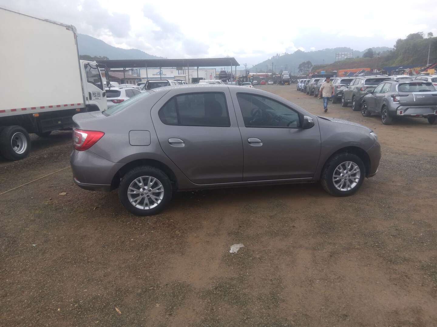 Renault - Logan - 2026