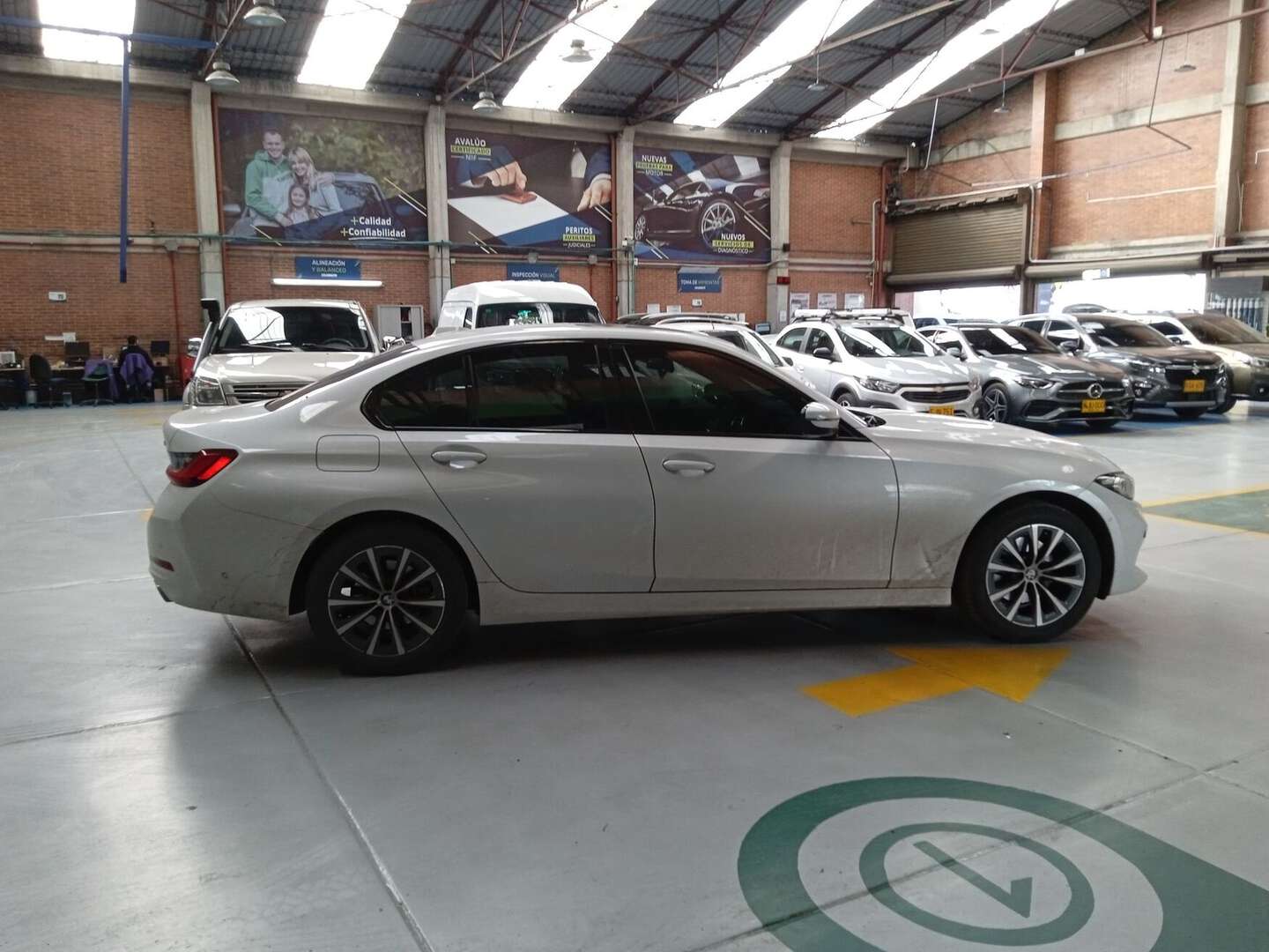 BMW - 320i - 2025