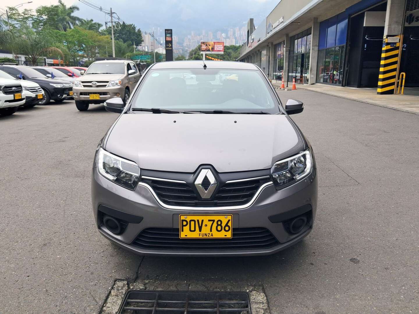 Renault - Logan - 2026