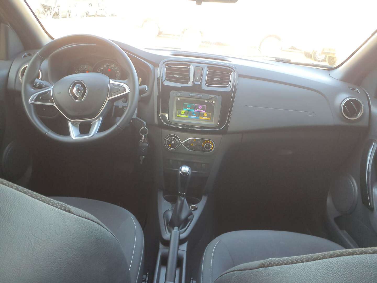 Renault - Logan - 2026