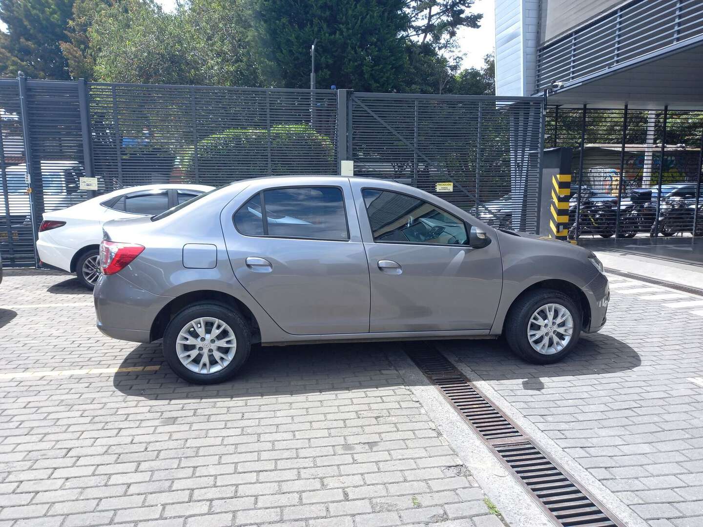 Renault - Logan - 2026