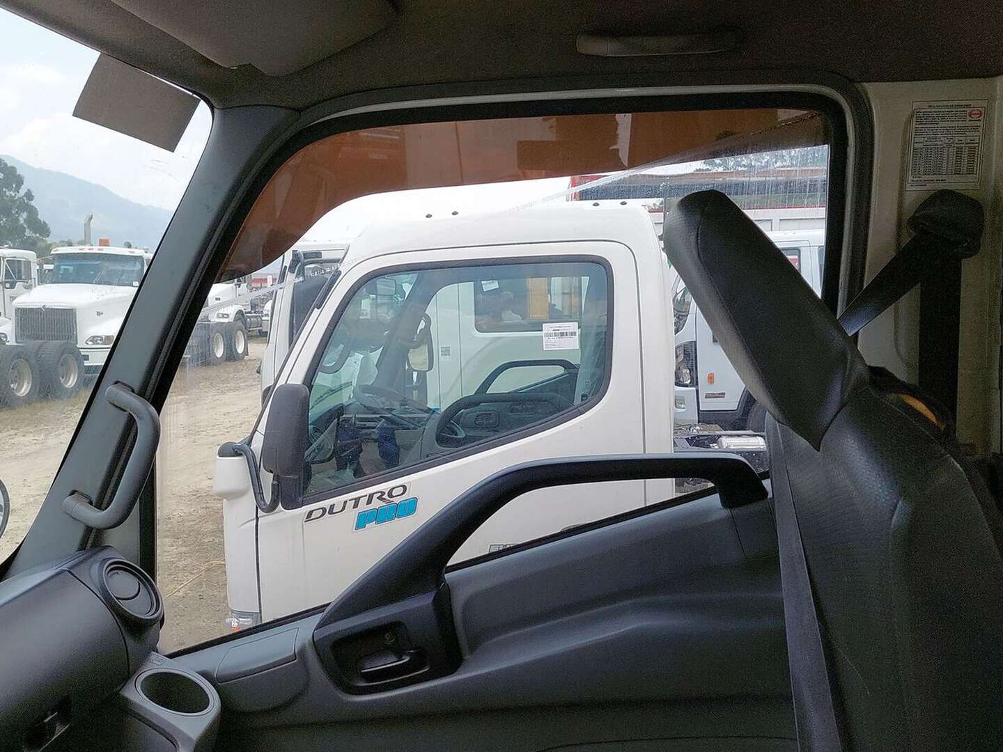 Hino - Dutro - 2017