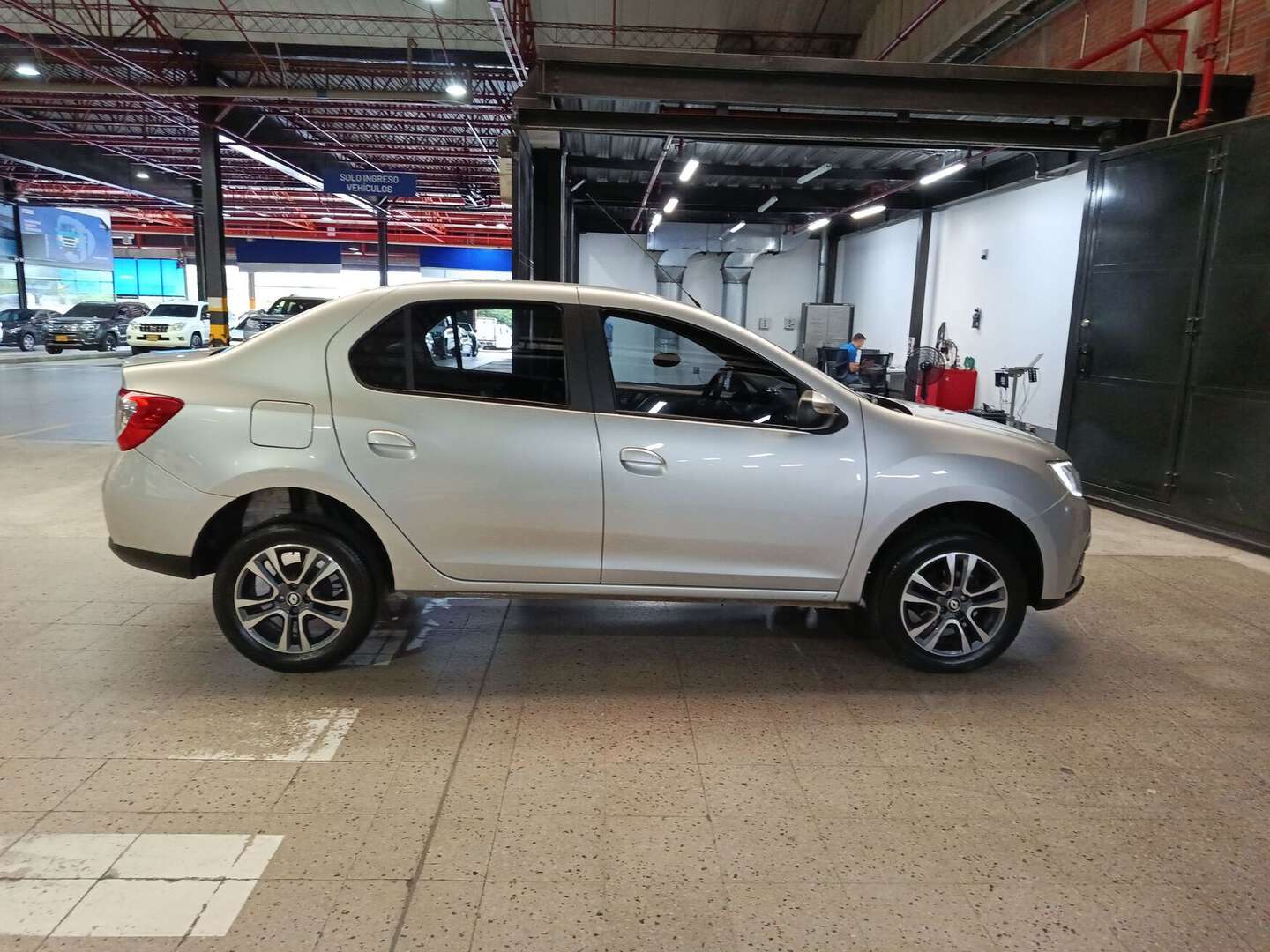 Renault - Logan - 2025