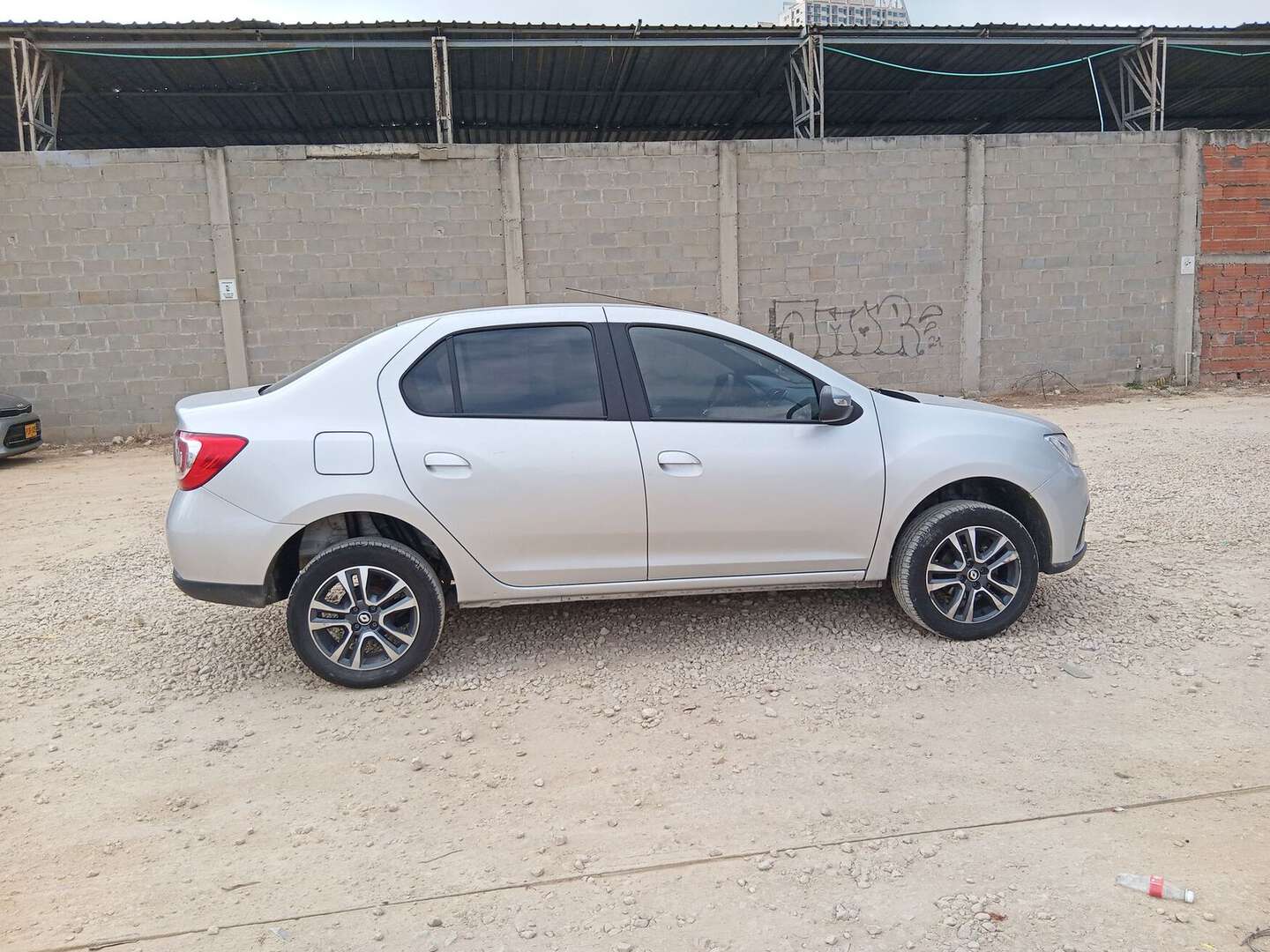 Renault - Logan - 2026