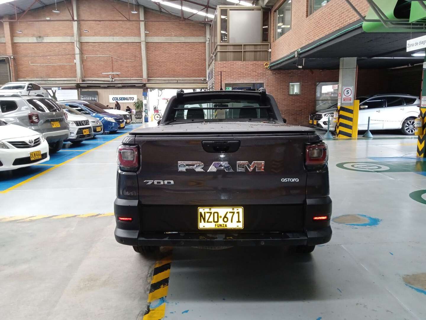 Ram - 700 SLT - 2025