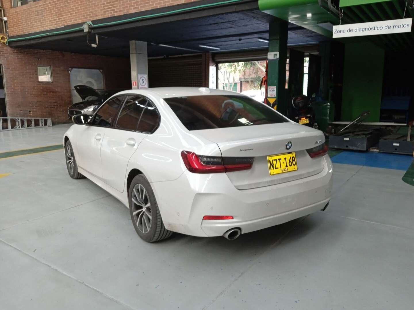 BMW - 320i - 2025