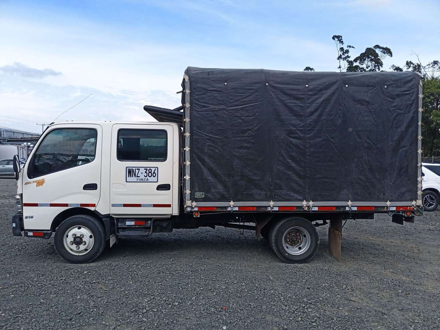 Hino - Dutro - 2016