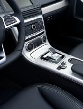 Banner lateral para la guía de carros usados de alta gama, mostrando el interior de lujo de un vehículo de alta gama