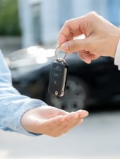 Banner de préstamos para vehículos usados en Colombia, mostrando el momento de entrega de las llaves de un auto