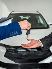 Entrega de llaves por la compra de un carro usado
