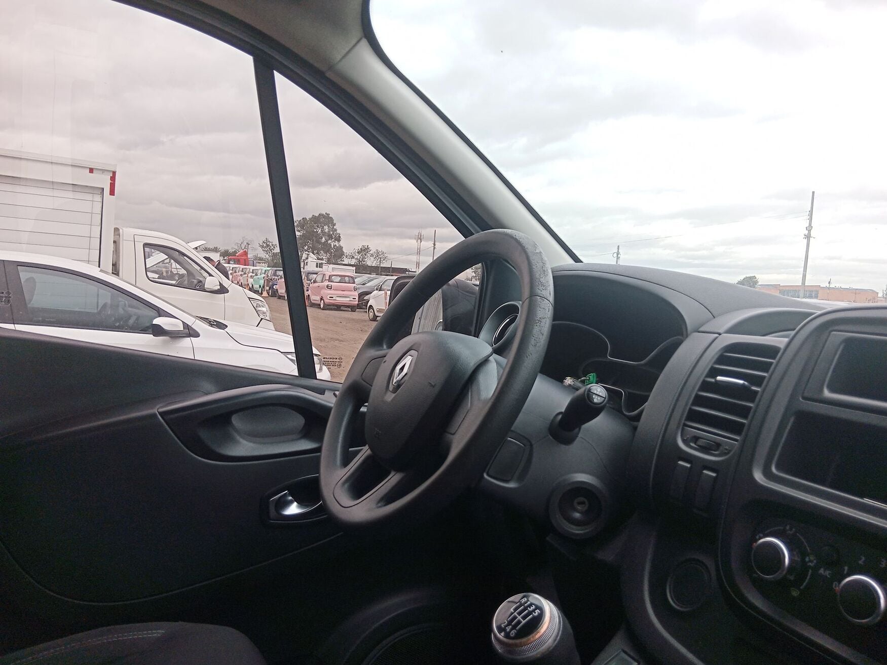 RENAULT TRAFIC 2023