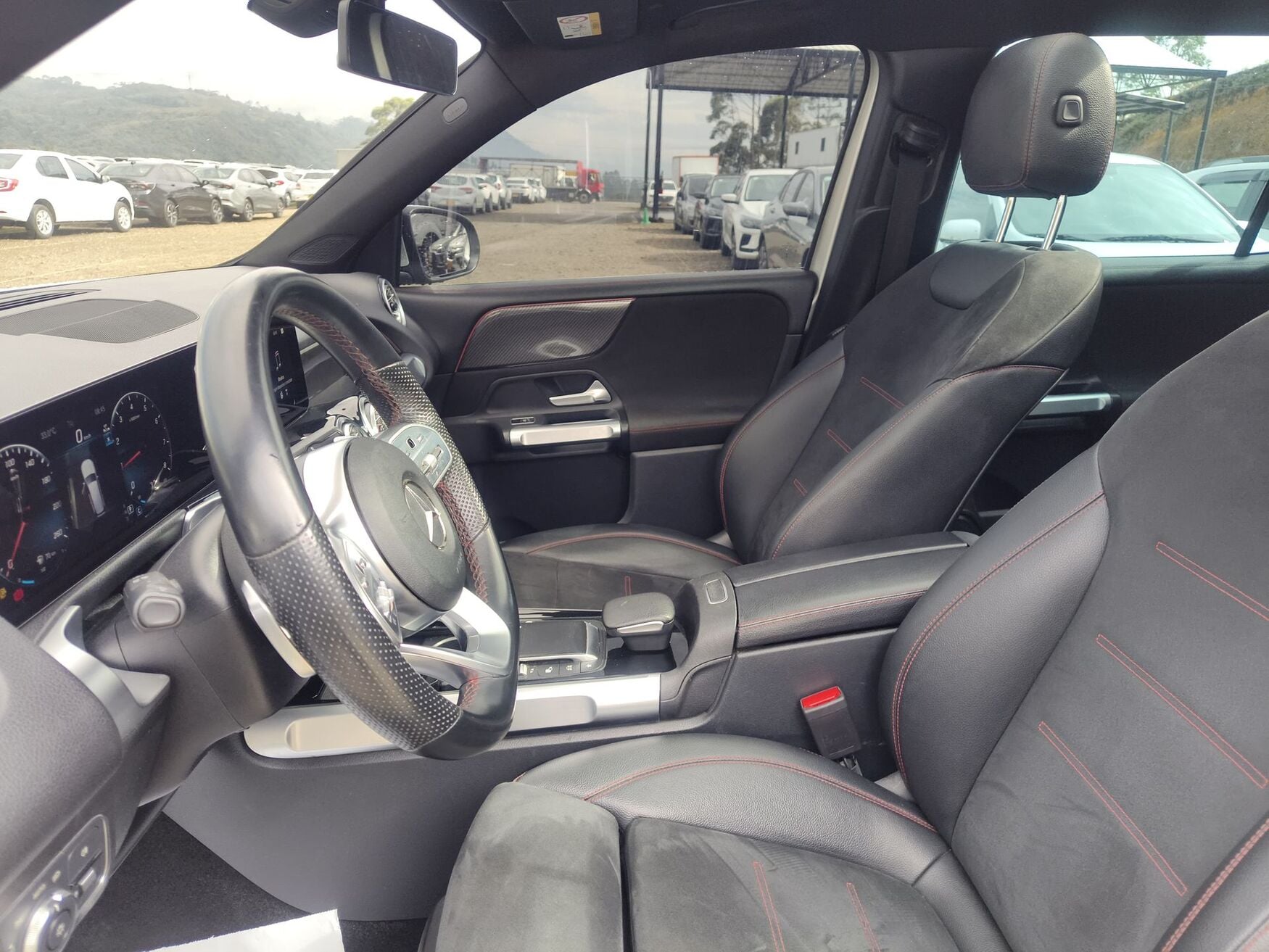 MERCEDES-BENZ GLB200 2023