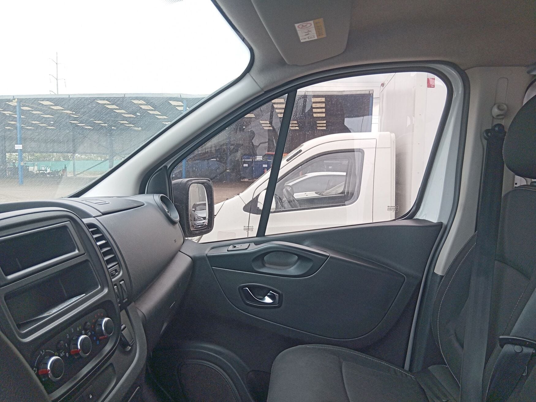 RENAULT TRAFIC 2023