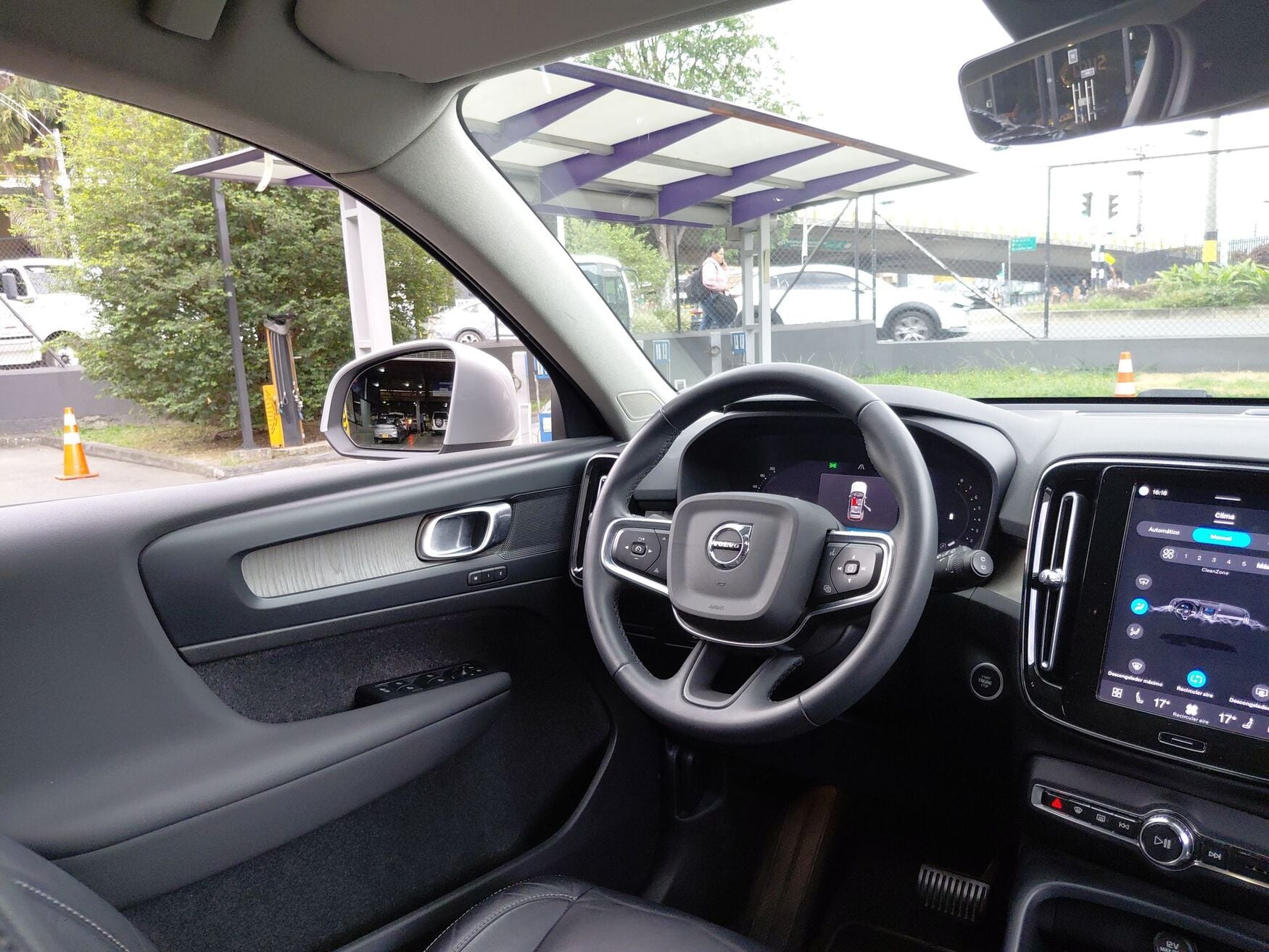 VOLVO XC40 2023