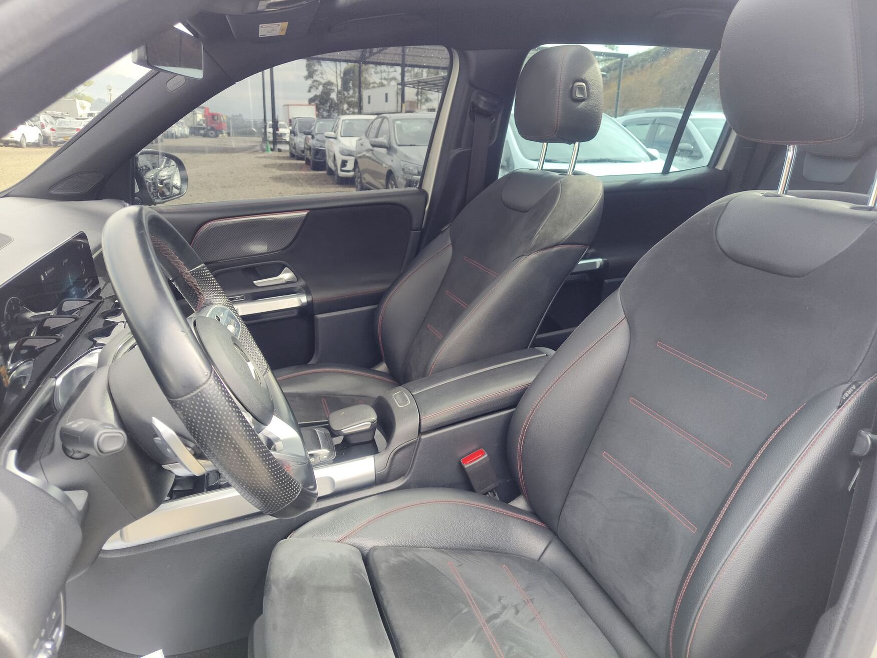 MERCEDES-BENZ GLB200 2023